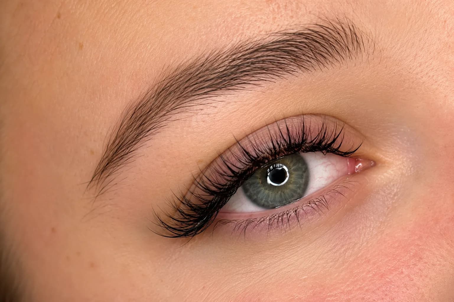 Sourcils structurés et cils recourbés