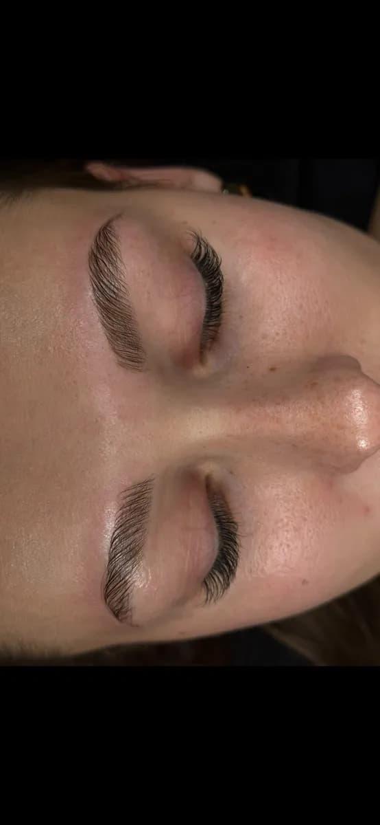 Browlift et extensions de cils cil à cil