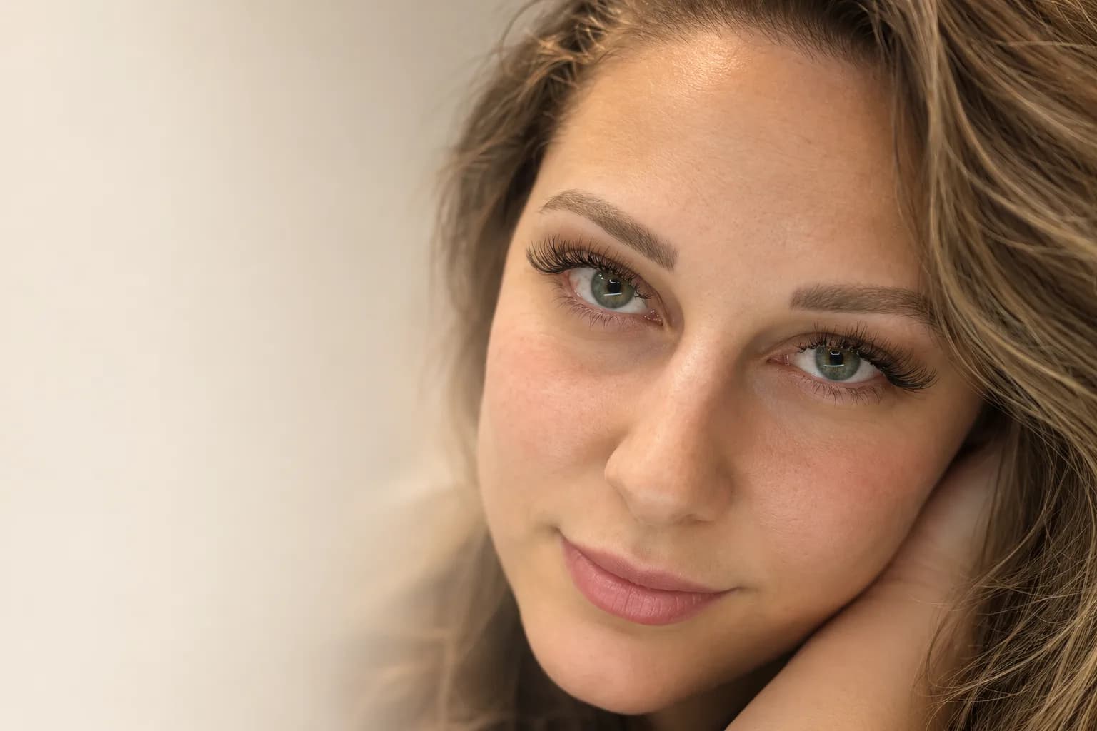 Portrait d'une femme aux yeux verts, aux cils allongés et recourbés